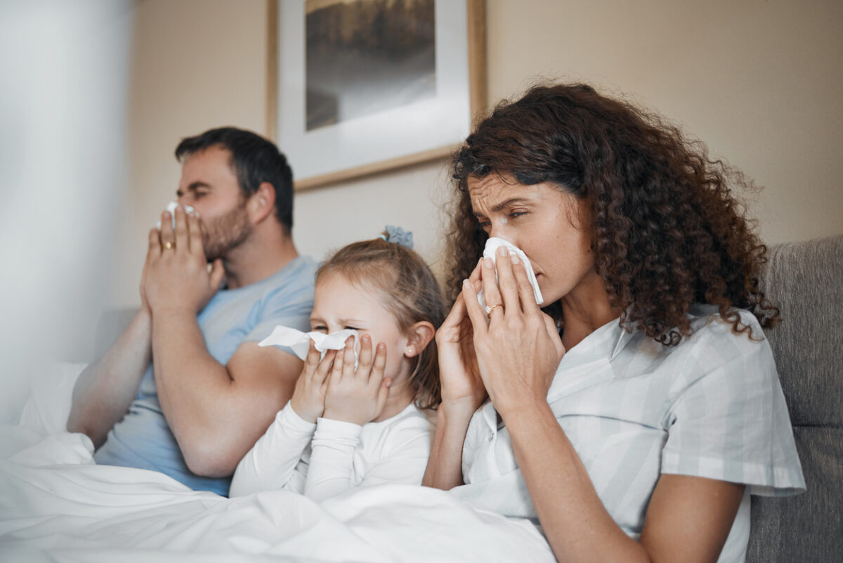 Simptomi gripe - majka, otac i kćer pate od gripe